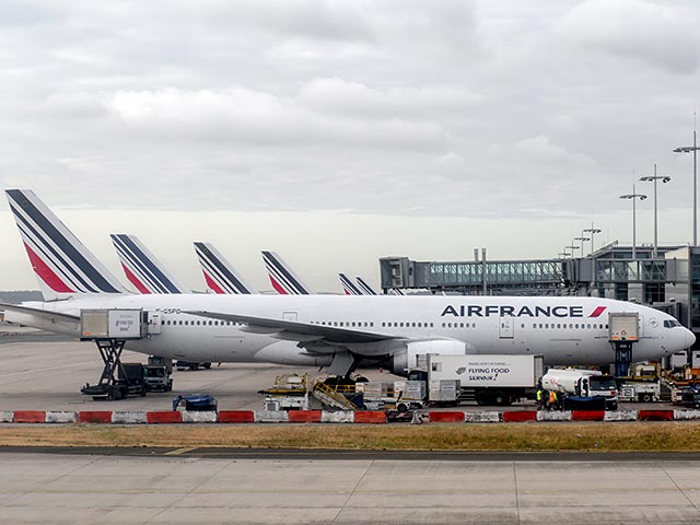 Air France разрешит бортпроводницам отказываться от рейсов в Тегеран, на которых они обязаны надевать головной платок