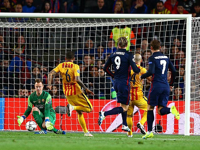 Футболисты "Барселоны" на домашней арене "Камп Ноу" одержали волевую победу со счетом 2:1 над мадридским "Атлетико" в первом четвертьфинальном матче Лиги чемпионов УЕФА