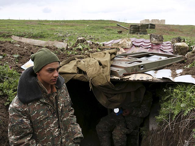 После достижения договоренности о прекращении огня в Нагорном Карабахе стороны конфликта начали обвинять друг друга в нарушении перемирия