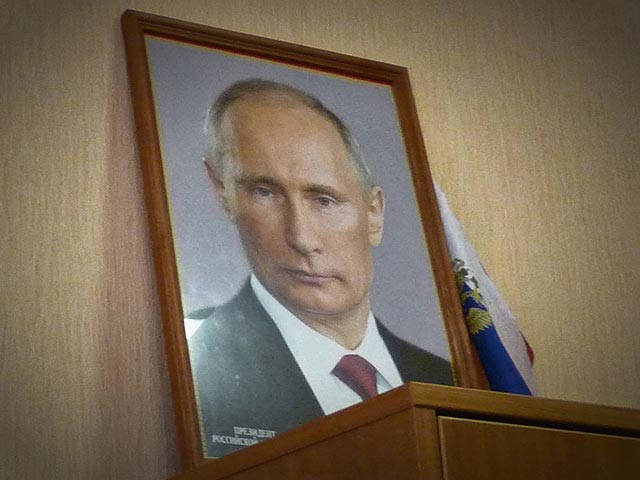 Явно подчеркивается противостояние России и стран Запада: на туалете висит табличка с надписью "блокНАТО", в то время как общий зал пестрит изображениями Кремля, триколора и Владимира Путина