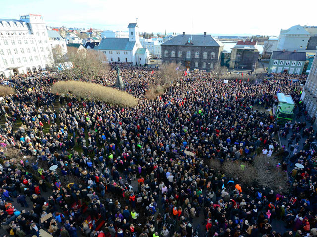 Многотысячная демонстрация в Рейкьявике, вынудившая премьера подать в отставку