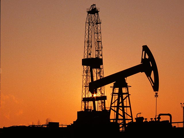 Нефть дорожает на данных о сокращении товарных запасов топлива в США