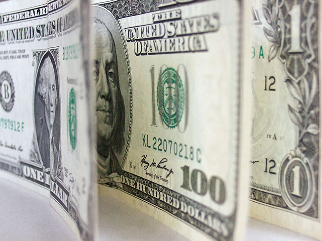 Россияне верят, что за год доллар упадет до 49 рублей