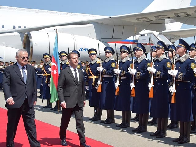 Премьер-министр РФ Дмитрий Медведев прибыл с официальным визитом в Баку