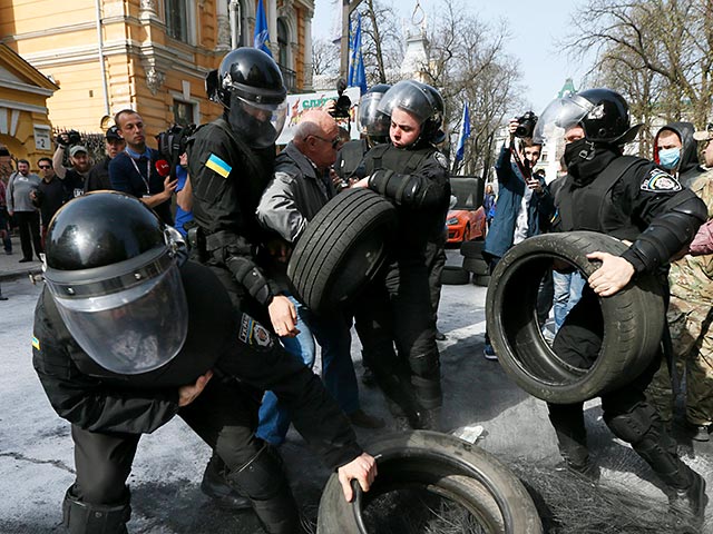 В центре Киева около 50 активистов движения "Автомайдан" Сергея Кобы провели в пятницу, 8 апреля, акцию протеста у здания администрации президента на Банковой улице