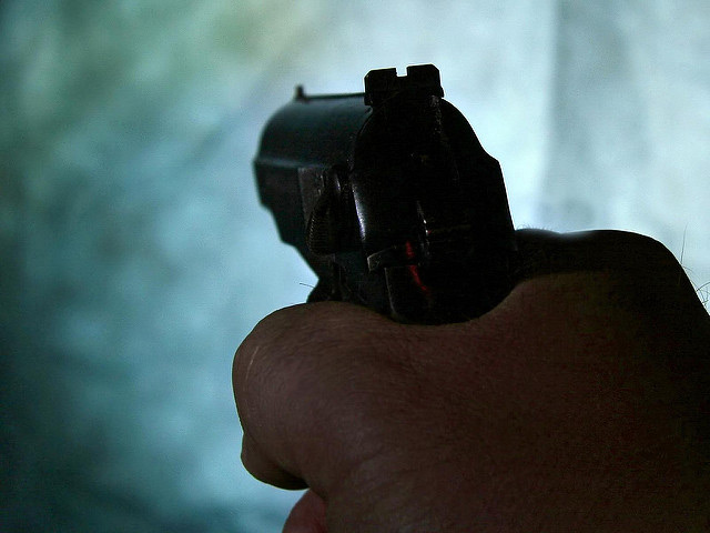 Пострадавший при стрельбе в московском метро сумел вырвать пистолет из рук преступника