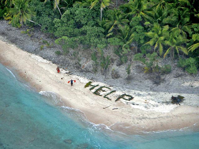 Современные Робинзоны провели в заточении три дня: их помогла обнаружить огромная надпись "HELP", которую они выложили из пальмовых листьев на пляже