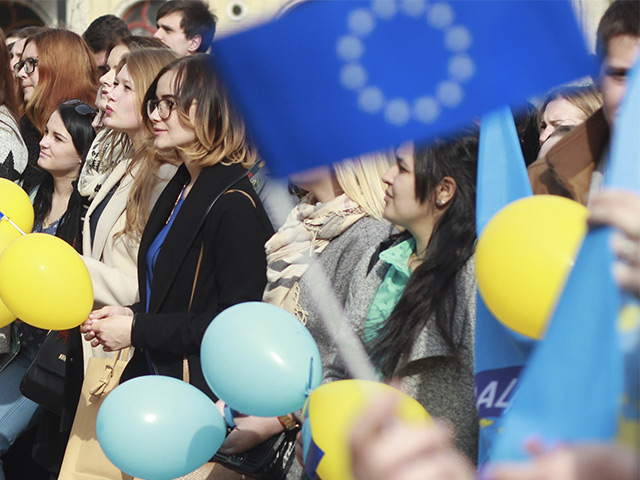 Европейская комиссия поддержит отмену виз с Украиной, несмотря на итоги голландского референдума