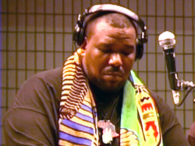 В Соединенных Штатах бывший музыкальный продюсер Рональд Сэвэдж выступил с обвинениями в адрес всемирно известного музыканта, одного из основателей субкультуры хип-хопа Кевина Донована, выступавшего под псевдонимом Африка Бамбата