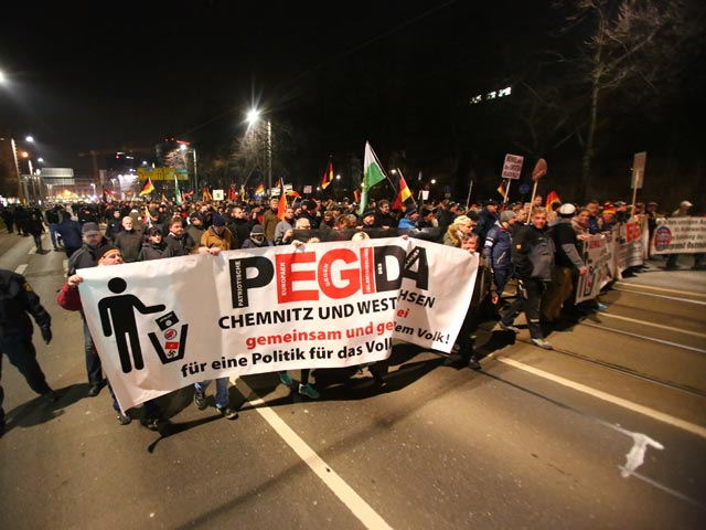 В Германии в качестве примеров действий диверсантов журналисты приводят движение Pegida, поддержку популистов правого и левого толка