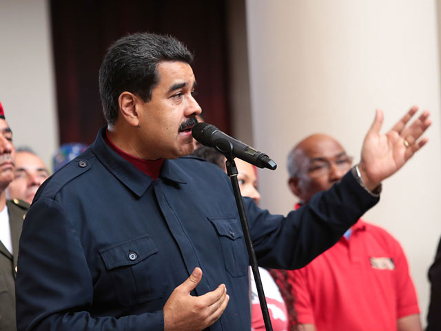 Президент Венесуэлы Николас Мадуро призвал женщин сложить фены на алтарь отечества, пишет . Таким образом гражданки Боливарианской республики смогут внести свой вклад в борьбу с энергетическим кризисом
