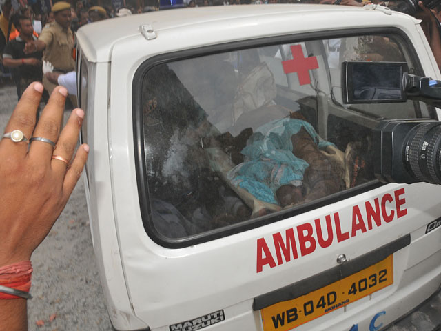 Семь подозреваемых, которые сбежали после воскресного пожара в храме города Коллам индийского штата Керала, сдались полиции