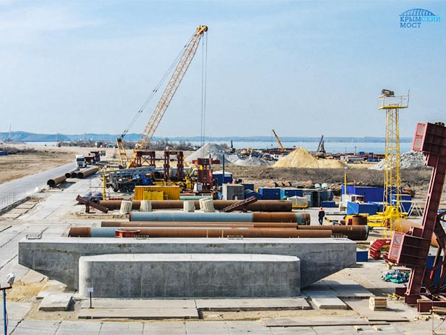 Строительство железнодорожного моста через Керченский пролив, который должен соединить материковую часть России с Крымом, будет завершено позднее намеченного срока: дата завершения проекта передвинута на конец 2019 года