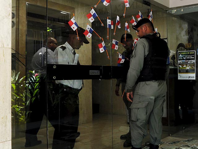 В Панаме завершился обыск в штаб-квартире юридической фирмы Mossack Fonseca, оказавшейся в центре громкого офшорного скандала, сообщает Reuters. Следственные действия продолжались 27 часов