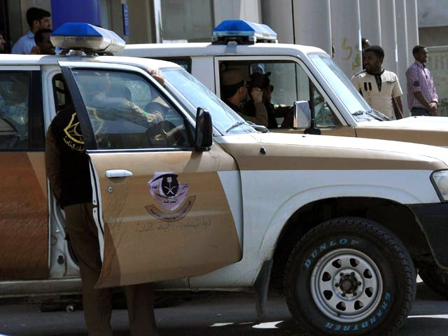 Сотрудников саудовской религиозной полиции, официально именуемой в королевстве Департаментом по пропаганде добродетели и предотвращению пороков, лишили права на арест