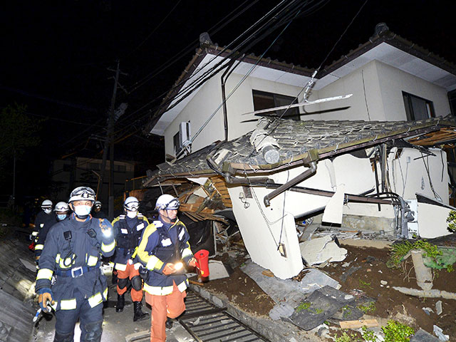 В Японии на острове Кюсю в четверг было зафиксировано сильное землетрясение магнитудой 6,4. Вскоре после этого в юго-западной японской префектуре Кумамото произошли по меньшей мере 55 повторных подземных толчков