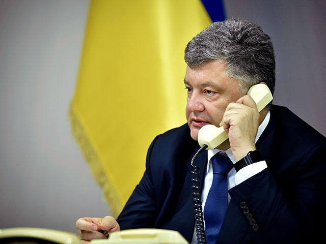 Глава Украины Петр Порошенко, президент Франции Франсуа Олланд и канцлер Германии Ангела Меркель провели трехсторонние телефонные переговоры