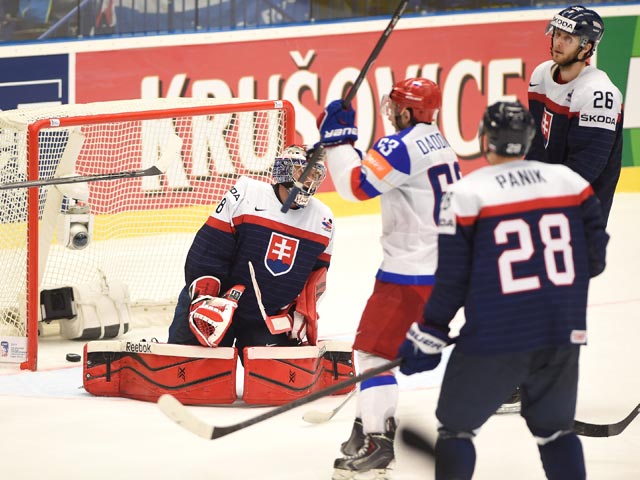 Российские хоккеисты в серии буллитов переиграли словаков
