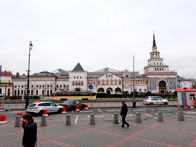 В Москве произошел инцидент со стрельбой: на Комсомольской площади у кассы одного из расположенных здесь трех вокзалов задержали помощника депутата Госдумы