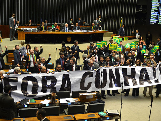 В нижней палате парламента Бразилии проходит заседание, на котором депутаты проголосуют по вопросу импичмента в отношении президента страны Дилмы Русеф