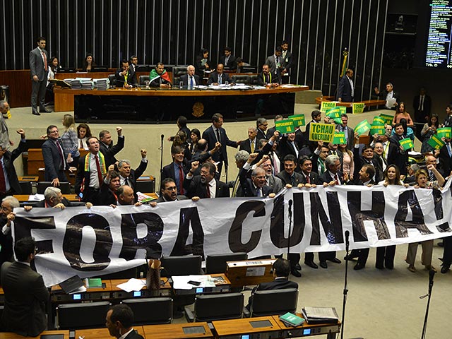 Нижняя палата парламента Бразилии в воскресенье выступила за импичмент в отношении президента страны Дилмы Русеф Сторонники этой инициативы смогли заручиться поддержкой двух третей депутатов, необходимой для ее принятия