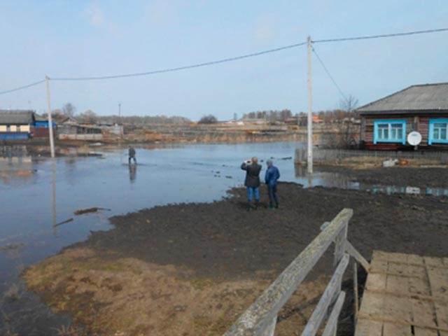 В Новосибирской области река Уй затопила дорогу