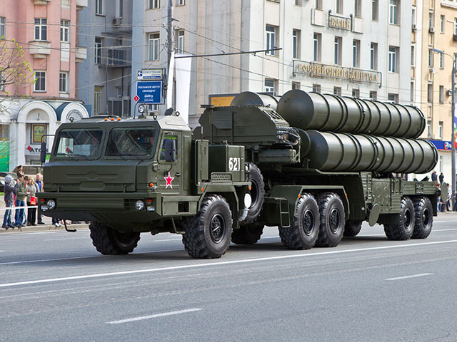 Новейшая зенитная ракетная система С-400 "Триумф" не примет участие в Параде Победы в Москве из-за экономии