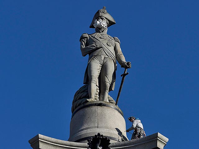 В Лондоне активисты "Гринписа" надели газозащитную маску на 52-метровый памятник Нельсону