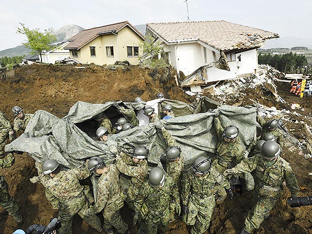 Число жертв серии землетрясений на японском острове Кюсю возросло до 44 человек