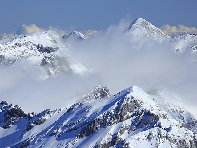Двукратная чемпионка мира по фрирайду - катанию на горных лыжах или сноуборде вне подготовленных трасс - швейцарская сноубордистка Эстель Бале погибла во вторник при сходе лавины в швейцарских Альпах в возрасте 21 года