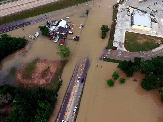В американском городе Хьюстон (штат Техас) вышедшие из берегов реки затопили улицы, из-за чего жители вынуждены передвигаться по ним, используя самые разные предметы