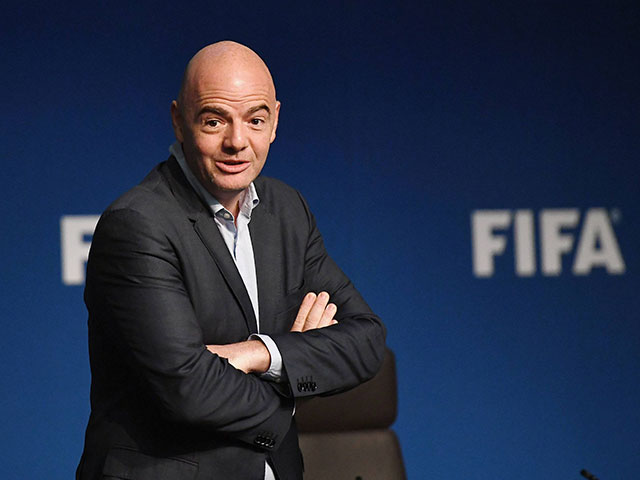 Президент ФИФА поспорил с Мутко о том, кто будет лучше говорить по-русски