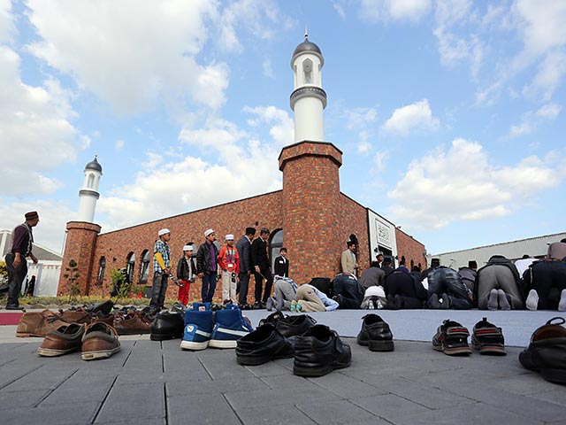 Генеральный секретарь ХСС Андреас Шойер, предложил принять закон, который запрещал бы финансирование мечетей в Германии со стороны других государств, поскольку это, по его мнению, препятствует интеграции иностранцев в немецкое общество