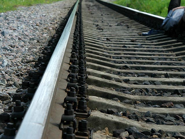 На Кубани поезд сбил двух девушек, целовавшихся на рельсах