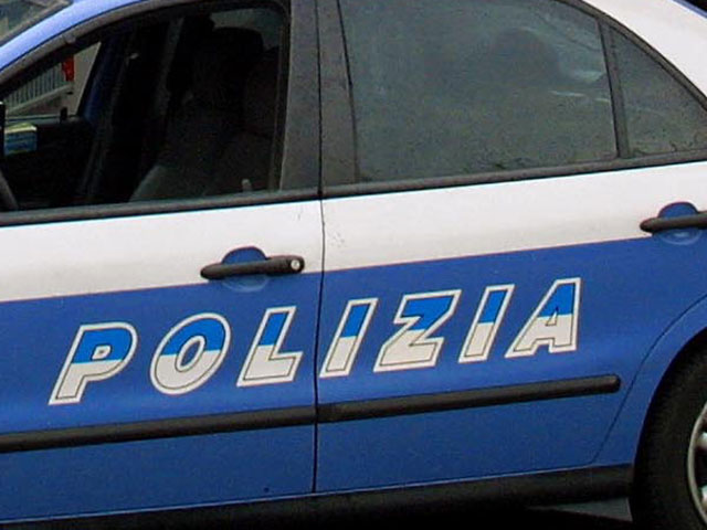 В Италии полицейские обклеили окна участка занавесками с изображением обнаженных женщин

