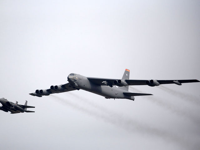 Американский бомбардировщик В-52 впервые нанес удар по целям ИГ в Ираке
