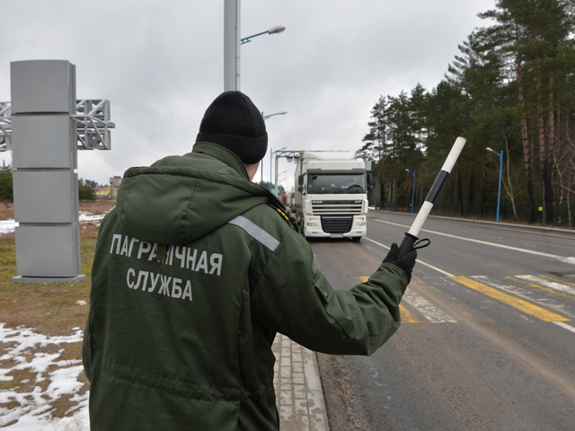 Указ Александра Лукашенко об изменении таможенных правил грозит обернуться большими проблемами для жителей Калининградской области, которые, чтобы попасть наземным транспортом в "большую Россию", проезжают транзитом через Белоруссию