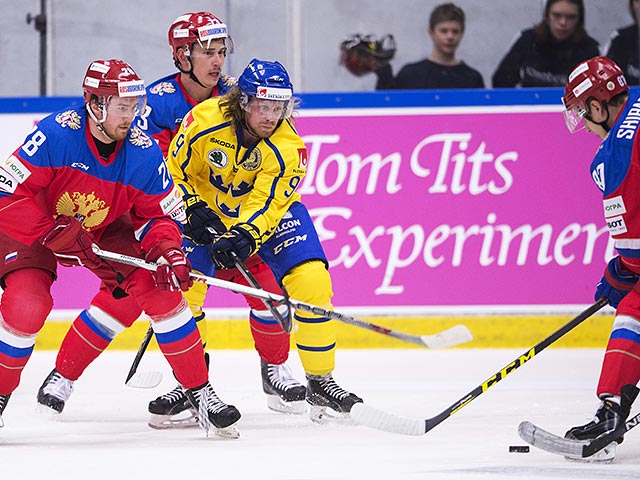  Национальная сборная России по хоккею со счетом 1:4 уступила команде Швеции в первом из двух выездных матчей Евротура, которая состоялась в четверг в шведском городе Седертелье