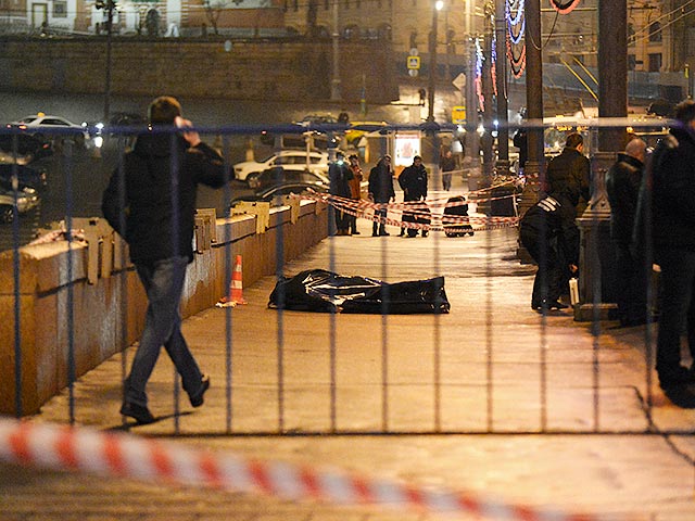 Правоохранительные органы не смогли найти двух свидетелей убийства Бориса Немцова, произошедшего в феврале прошлого года. Речь идет о двух женщинах, которые находились буквально в паре метров от места расстрела политика