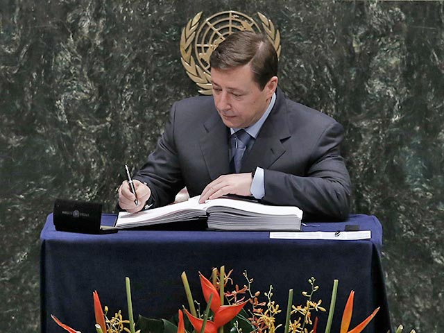 "Россия приветствует подписание Парижского соглашения, мы готовы к тесному взаимодействию со всеми партнерами в рамках совместной работы по преодолению глобальных последствий изменения климата", - сказал Хлопонин, выступая на церемонии подписания