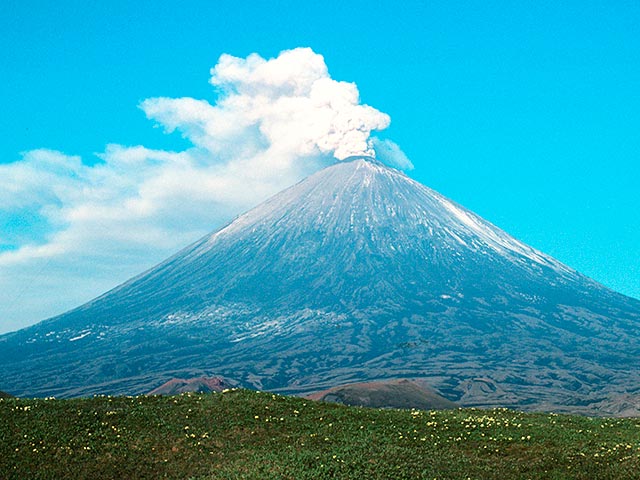Камчатский вулкан Ключевской выбросил шестикилометровый столб пепла