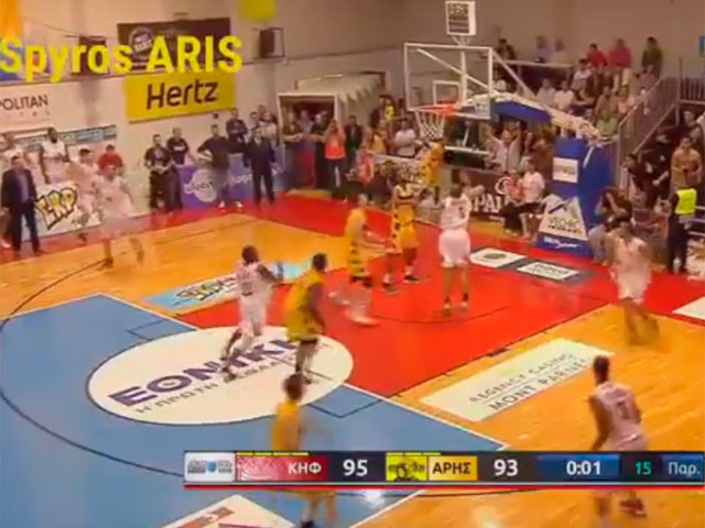 В Греции баскетболист забросил мяч в свое кольцо, переведя игру в овертайм