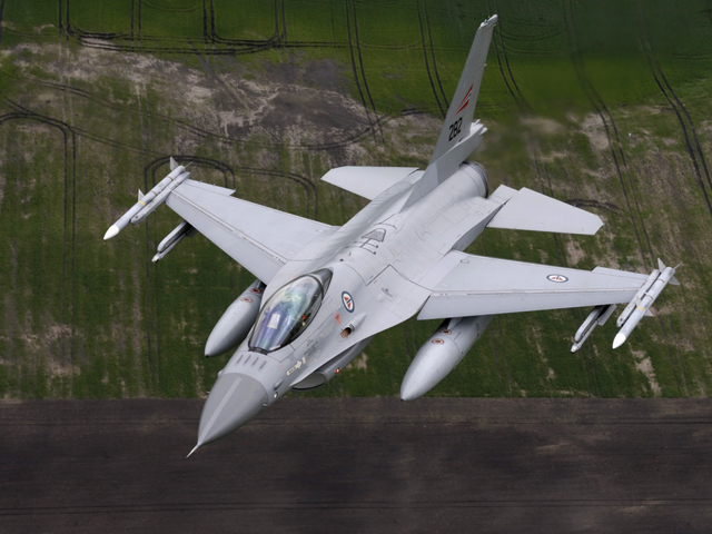 В Норвегии в ходе учений истребитель F-16 обстрелял башню с наблюдателями