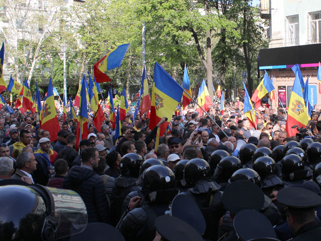 Антиправительственный митинг в Кишиневе обернулся столкновениями с полицией