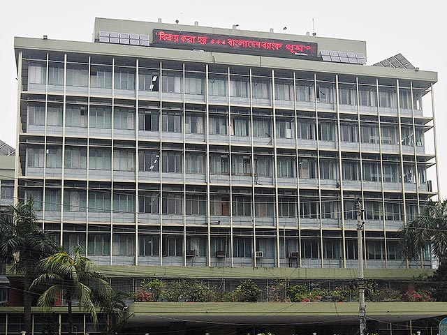 Злоумышленники, в феврале укравшие 81 млн долларов у Центрального банка Бангладеш, вероятнее всего, воспользовались уязвимостью системы межбанковских переводов SWIFT, которой пользуются тысячи финансовых институтов по всему миру