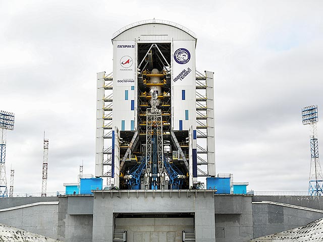 Ракета "Союз 2.1а" с тремя спутниками на стартовом столе нового российского космодрома "Восточный"