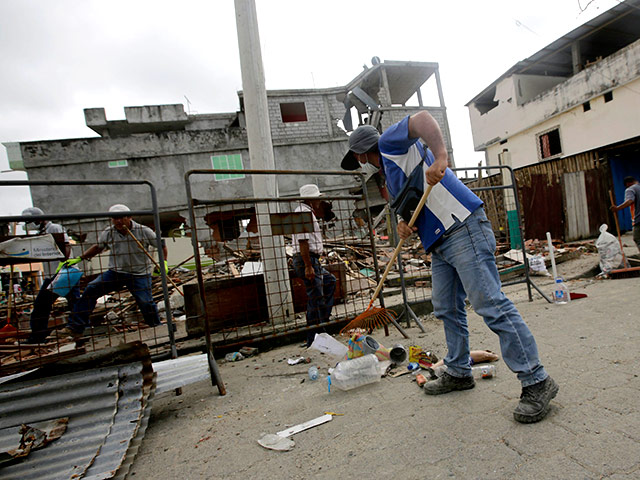 Количество жертв мощного землетрясения в Эквадоре продолжает увеличиваться. В настоящее время власти страны говорят о 659 погибших. Не менее 40 человек все еще считаются пропавшими без вести