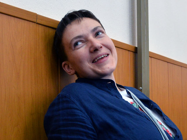 Украинская летчица Надежда Савченко, осужденная в России по делу об убийстве журналистов ВГТРК на 22 года тюрьмы, в среду, 27 апреля, получила от начальника СИЗО в Новочеркасске пакет документов для экстрадиции на Украину