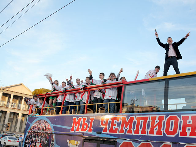 После победного сезона хоккеисты "Нефтяника" на открытом автобусе проехались по родному городу с Кубком "Братины"