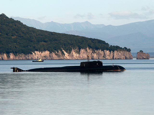 Атомная подводная лодка проекта 949 на рейде на базе 16-й Краснознаменной эскадры подводных лодок Тихоокеанского флота в Вилючинске, 17 сентября 2011 года